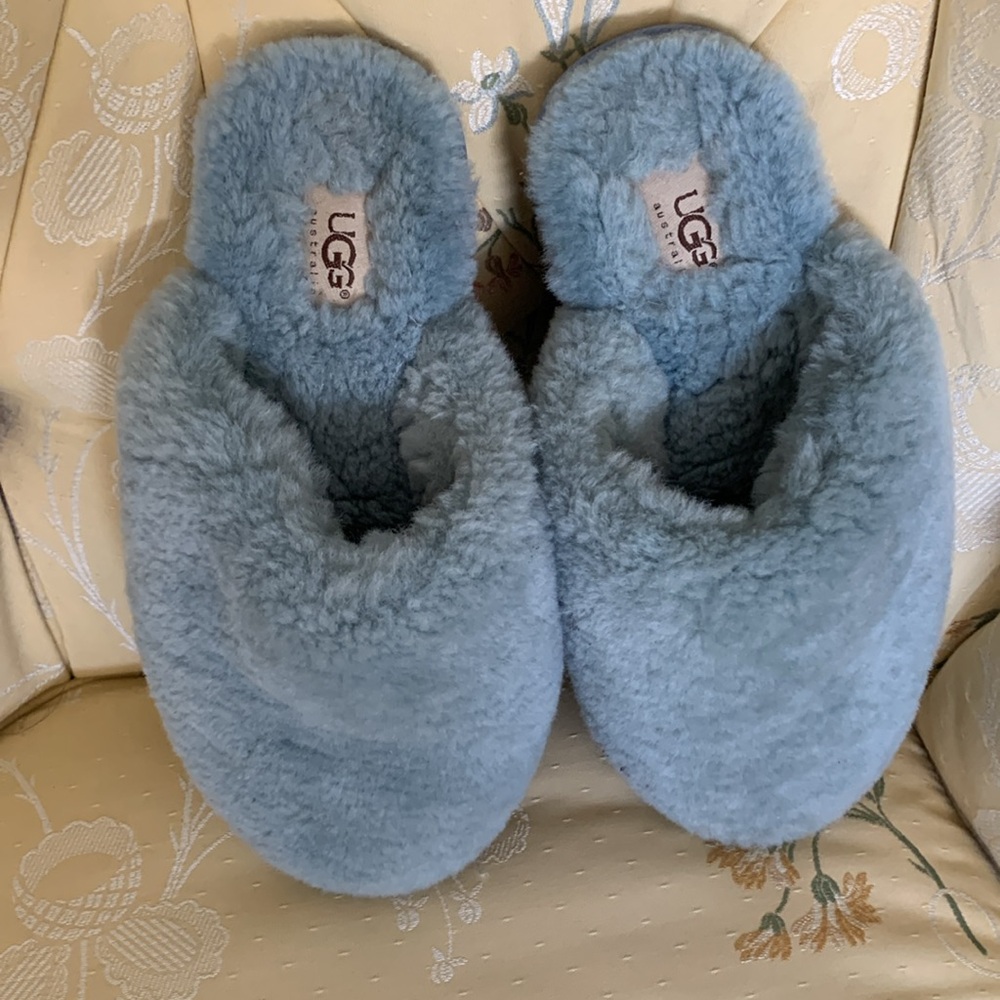UGG SUPER FLUFFY COMFORTABLE SLIPPERS